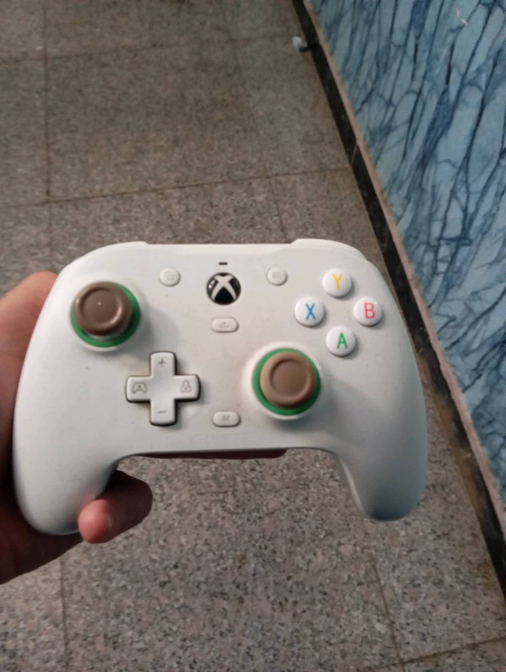 xbox وان فات 
مع حساب بي 50 لعبه معروضه امامكم
يجي ويا جويستك واحد اصلي و الثاني تجاري 
السعر 180 قفل 
مكاني حي العامل بغداد 