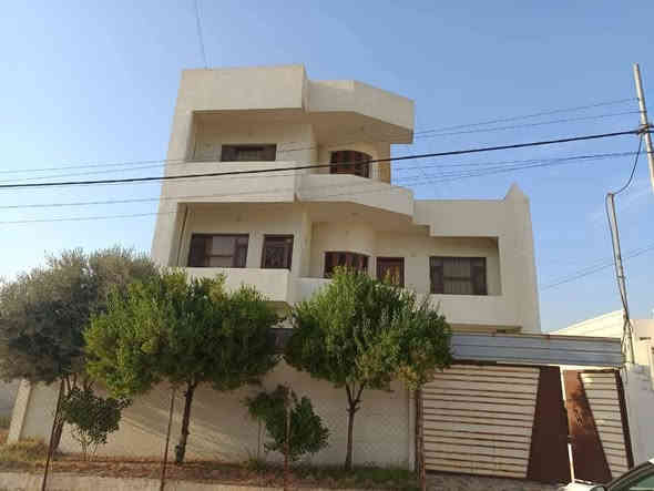 (( بيع مستعجل ))
دار للبيع حي التعليم العالي موقع مميز جداً 
المساحة 300 متر
واجهة 12 
الطابق الاول / 2 غرف نوم ، صحيات ، وهول  ، واستقبال، ومطبخ حار وبارد 

الطابق الثاني / 4 غرف ، وصحيات ، وهول ، ومطبخ + غرفتين للخزن ( مخزن ) 

* ⭕️ توجد مخزن في المطبخ الحار + 3 منور 

ملك صرف

السعر خاص أو الاتصال على الرقم ***********
