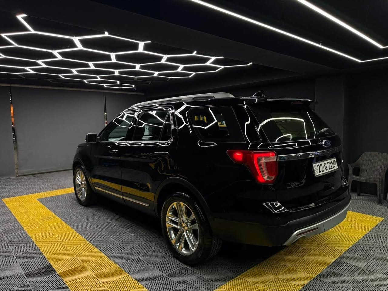 فورد اكسبلور 2017 XLT
دبل بانوراما 
رادار 360 
شاشة كاميرا 
حساس امامي خلفي 
صندوق شفط كهربائي 
7 راكب 
كشن جلد 
تبريد تدفئة مركزي 
5 وضعيات قيادة 
دبل اكسل 4*4
محرك 6 سلندر 
كير محرك بشرط 
السيارة سيرفس كامل على وظع الشركة 
تخم تاير جديد 
بصمة هيتر كشن 
معروض 195
للتواصل واتس اب *********** السليمانية, العراق
