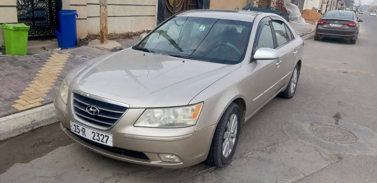 السلام عليكم
سوناتا مقدس 2009. وارد امريكي 
مكينة 2400 فول مواصفات 
ليبل واحد  رقم انبار انكليزي باسمي مميز وتحويل مباشر  
هزة جديده 
كشن كهربائي
فتحة سقف 
تحكم استيرن 
ارضية جلد 
صدر امامي خلفي 
تخم تاير جديد 

العنوان  الفلوجة 
***********
***********
