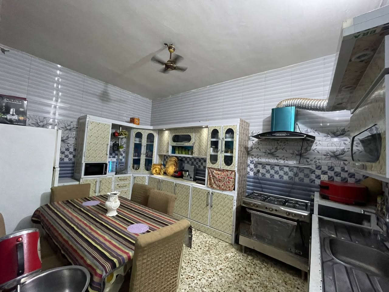 منزل للبيع المساحه 75 في بغداد منطقت أم الكبر ولغزلان مجاور حي أور طابو صرف البناء ثلاث طوابق عدد الغرف المنام ثلاثه وستغبال وصاله ومطبخ وصحيات ثلاثه البيت جاهز وما بي أي نقص وبسعر مناسب ومستعجل عله البيع للتواصل ***********
