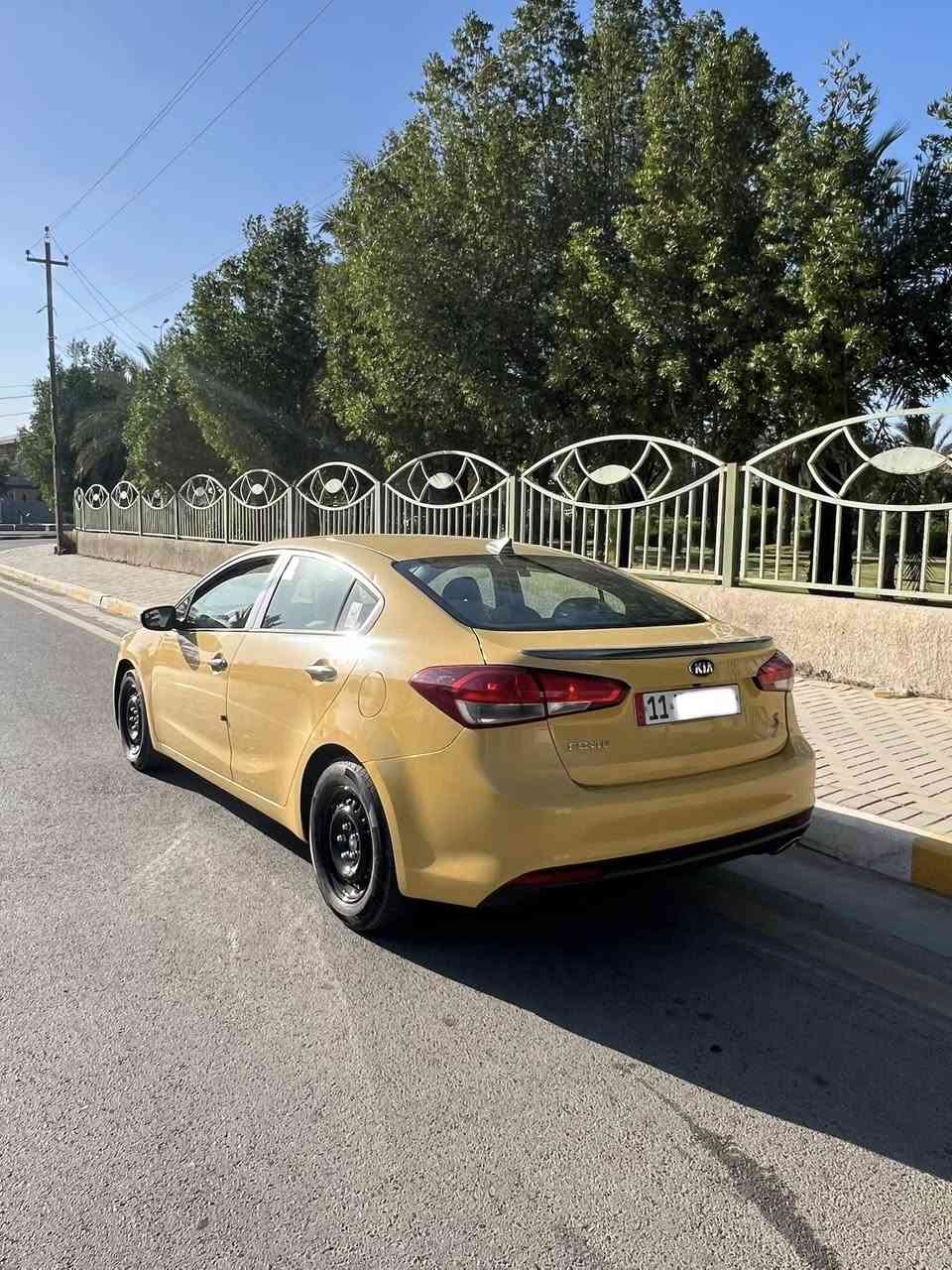 للبيع كيا فورتي 2018 رقم بغداد الجديد بسمي حادثهه بسيط  موضح بل منشور مع صوره للسونار مكينه 2000 دوش سياره عل ايدي وجاهزه للاخير بدون نقص ماشيه 97 ميل 
السعر 118 وبيهه مجال بسيط 
عنواني بغداد 
للاستفسار : ***********
