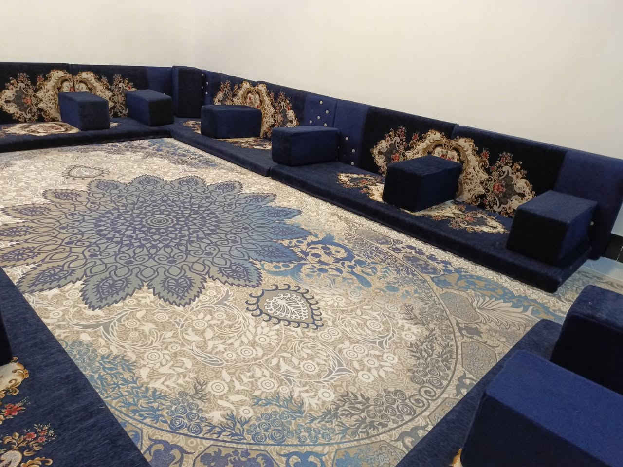 السلام عليكم
دولان جلسه عربيه مرتب لون نيلي للبيع 
يكفي لغرفه 4×3 
للاستفسار: ***********
