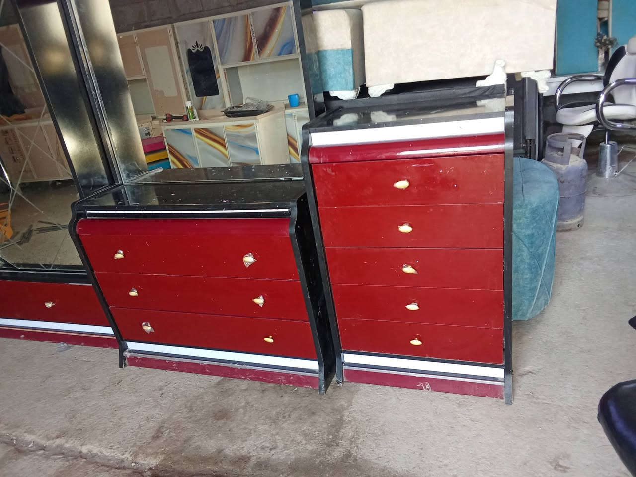 غرفه تركيه 6قطع ضخمه السعر350العنوان سده حي العلكايه***********//واتساب ***********
