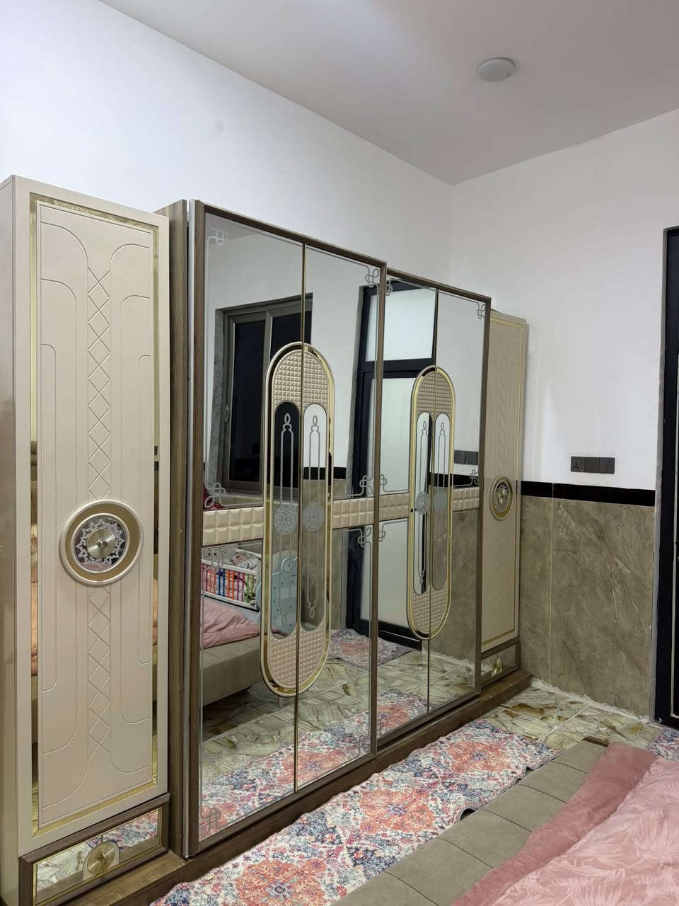 سلام عليكم 
غرفه نوم مستعمله شي قليل 
سبب البيع غرفه ما تكفيني اريد اكبر 
هاي صور كدامك 
مكاني حله دبله البراهميه 
سعره 1800 وبيه مجال شي قليل 
التواصل ***********
