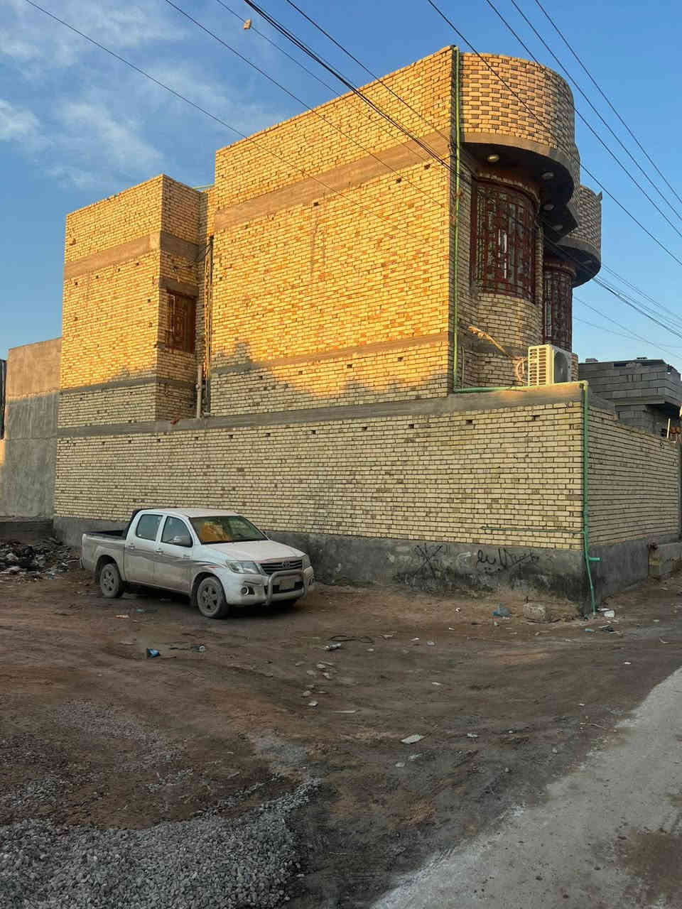 بيت للبيع مساحه 150 متر البناء طابوق طابقين يحتوي على اربعه غرف نوم وستقبال وصاله ومطبخ وحمام وصحيات داخليه وخارجيه ومناور جنس العقار طابو ملك صرف زراعي سند 25 ابسم عراقي العنوان التالي البصره الجزيره الثانيه الفيروزيه الجسر الثاني السعر 155 مليون قابل للتفاوض
هاتف *********** البصرة, العراق
