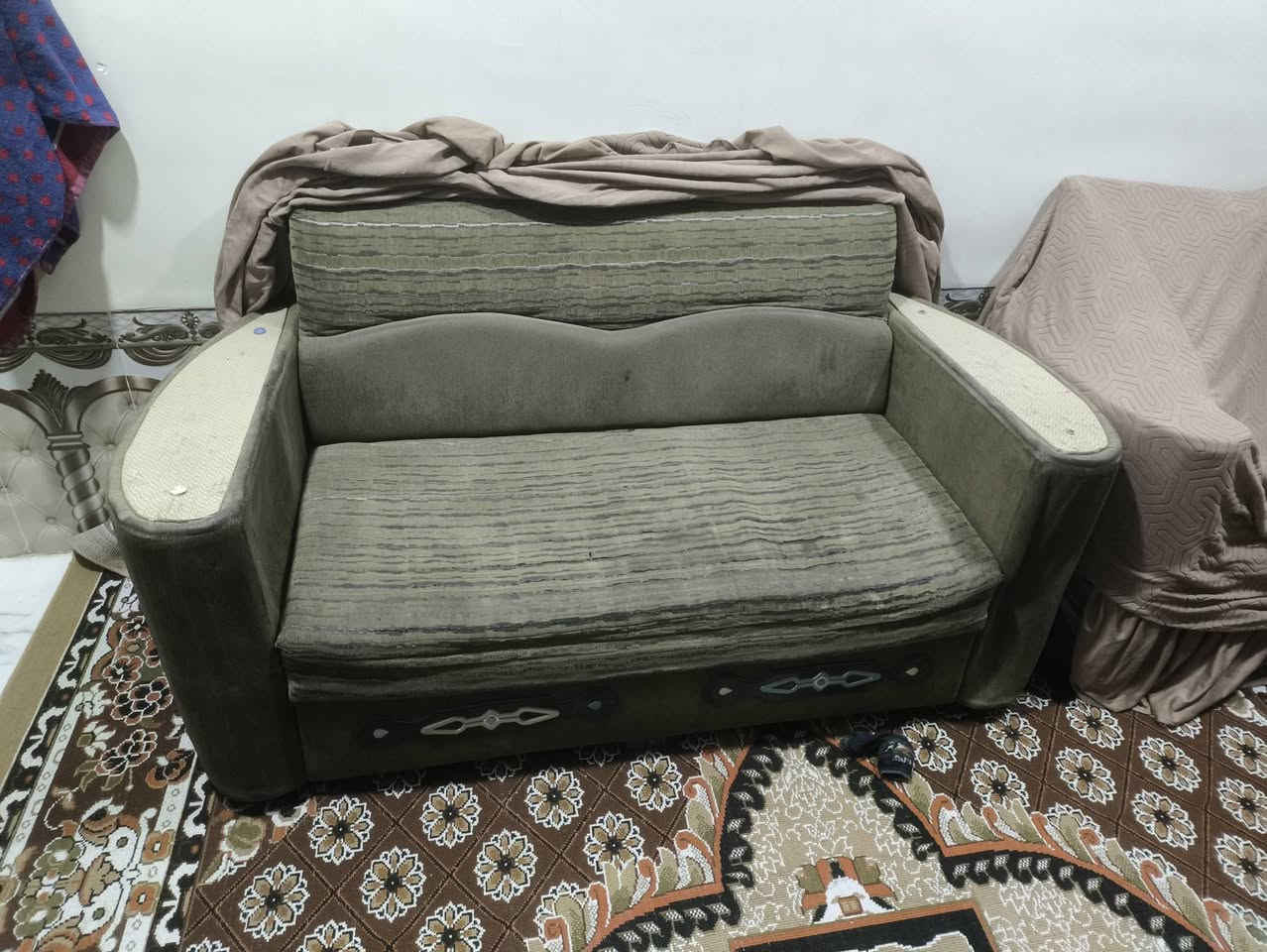 السلام عليكم تخم وديوان للبيع 25نفرخشب وسفنج فول مع تلبيسات جدد ***********
