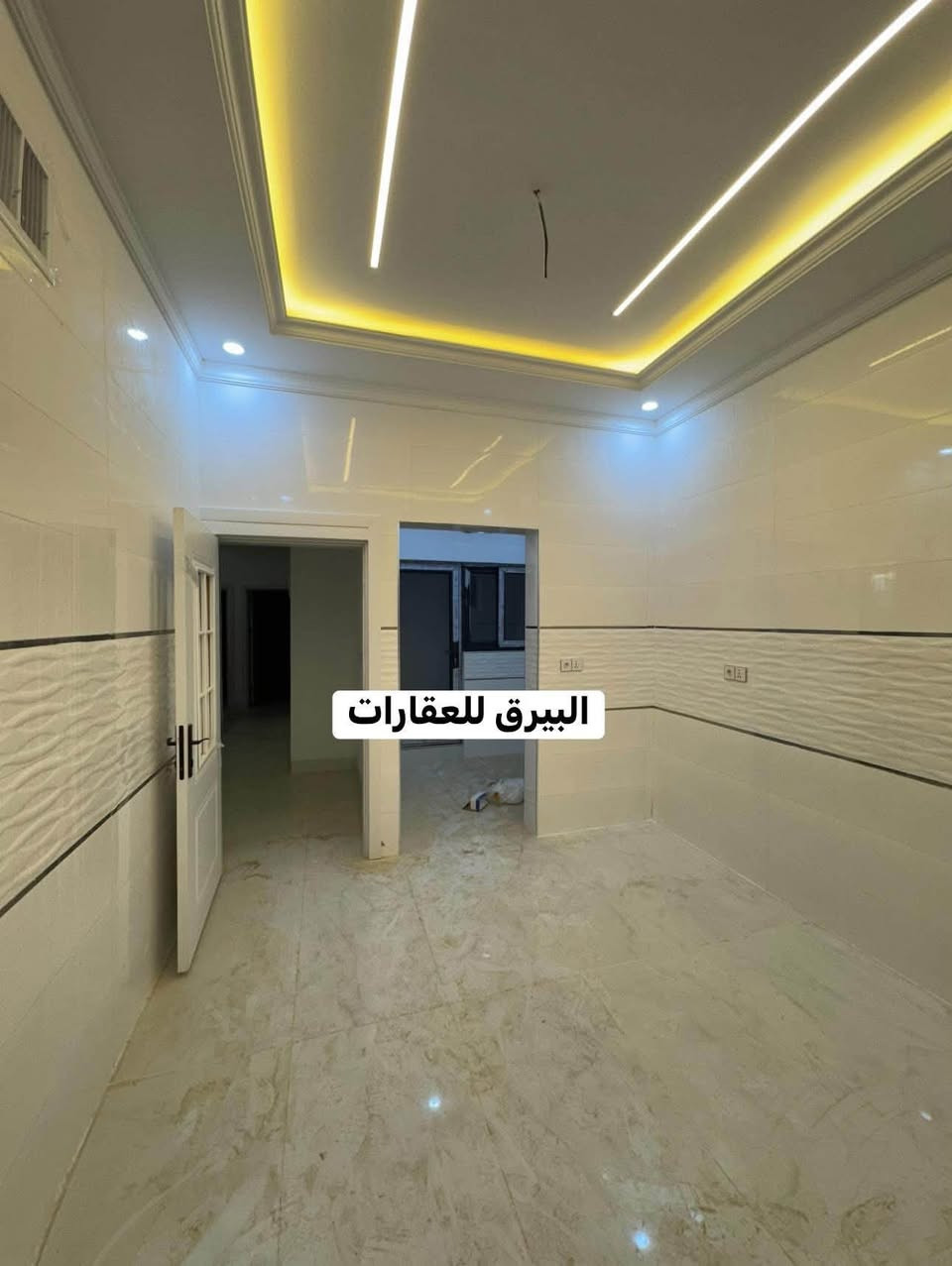 إعلان رقم ( 488) 

منزل الأحلام بانتظارك.. تصميم عصري وفخامة تلبي طموحك
إذا كنت تبحث عن الأناقة، واستغلال المساحات الذكي، والتشطيب "الديلوكس"، فهذا العقار مصمم خصيصاً لك ولعائلتك. شاهد تفاصيل الفخامة في الصور المرفقة

#العنوان كركوك - #حي_الدولار - خلف عمارة الجدوع 

 المساحة: 150 متر مربع (مستغلة بالكامل بذكاء هندسي).

 الواجهة: 7.5 متر بإطلالة مودرن وإضاءة ليلية ملكية.

 عدد الغرف: 4 غرف نوم واسعة ومريحة تناسب العوائل.

 المطبخ: نظام (حار / بارد) لعزل الروائح والطبخ براحة تامة، مع تصميم مفتوح يعطي اتساعاً للمنزل.
 أبرز المميزات:
 أرضيات وديكورات داخلية حديثة مع إنارة مخفية (LED) تضفي لمسة من الدفء والجمال.
 حمامات ومرافق صحية مجهزة بأحدث التصاميم العصرية.

العقار #حصرًا لدى مكتبنا 
بأمكانكم عـرض عقارتكم لدينا سواءً كانت #بيــع أو ايـجـار 

للاستفسار
 الاتصال *********** رشوان المفرجي 

 يتوفر واتساب - تلكرام  

او مراجعة مكتب [ البيرق للعقار ]حي عدن سايدين مدينة العاب كركوك  قرب جامع تحسين صوراني مقابل ثانوية امداد للبنات
