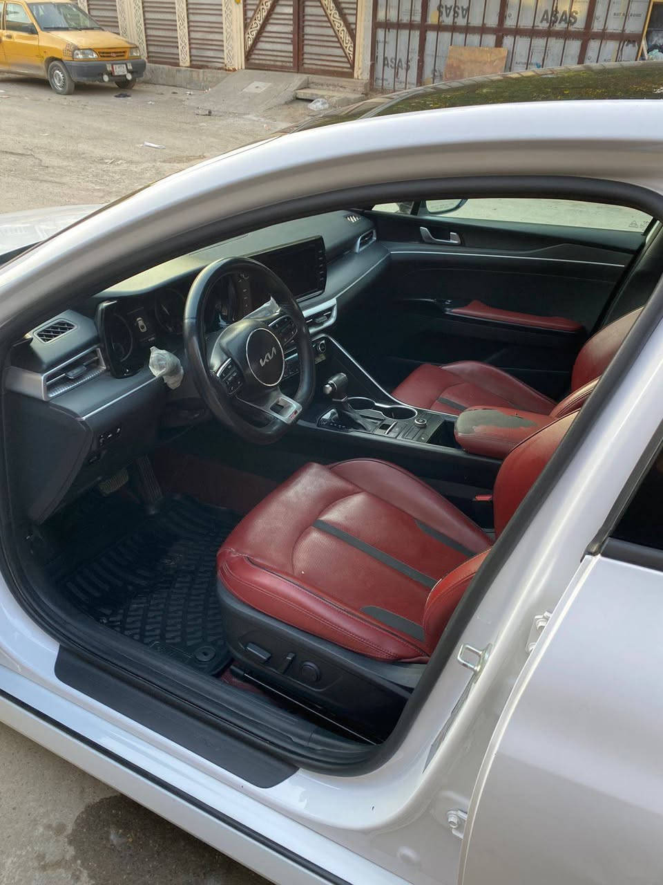 سيارة كي فايف K5 موديل 2022
وراد امريكي سيارة جاهزه 
تخم تاير صدر 75٪ 
فول مواصفات سعر 182$
وبيها مجال بسيط مكاني البلديات حي التراث 
غير متواجد ع فيس اتصال ***********
