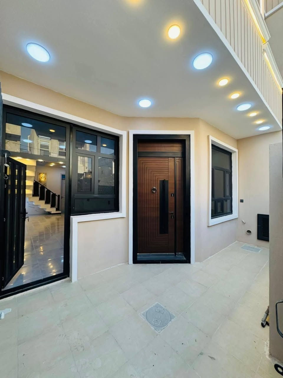 بيت للبيع 
🔹 المساحة: 100 متر 🔹 البناء: طابقين 🔹 الواجهة: 6 وربع 🔹 النزال: 16 🔹 الموقع: بغداد الدورة البوعيثة مجمع السلطان الثاني
🔹 التفاصيل:
3 غرف نوم
استقبال
صالة
مطبخ
صحيات عدد 2
🔹 السند: طابو زراعي سند 25
🔹 المعاملة: تنازل شركة + إقرار محكمة
💰 السعر: 136 مليون دينار
📞 للاستفسار: ***********
📱 يوجد واتساب
