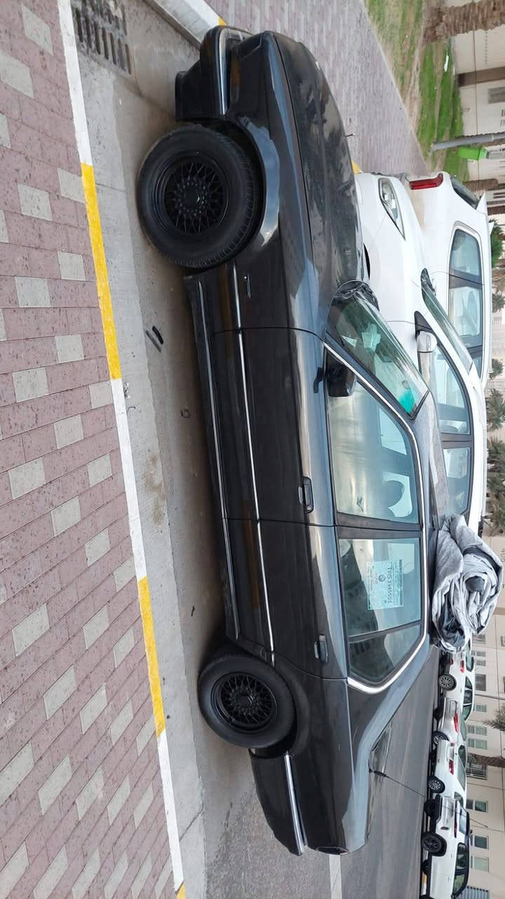 السلام عليكم BMW 735i
موديل 1991
لون اسود.
رقم بغداد دولي سنويه باسمي.
وارد ياباني
محرك مفتوح V6
كير اوتو
صدر امامي جديد
صدر خلفي جديد 
تخم تاير 
تبريد شرط
ادمه مسوي المنضومه البانزين 
بلكات نوزلات مجاول فيت بم .
السياره هزه جديده مابيه لا حادث ولا معجون كلهه شغاله
السعر 55 وبيه مجال بسيط 
مكاني بغداد مجمع بسمايه
متواجد وتساب (***********).
