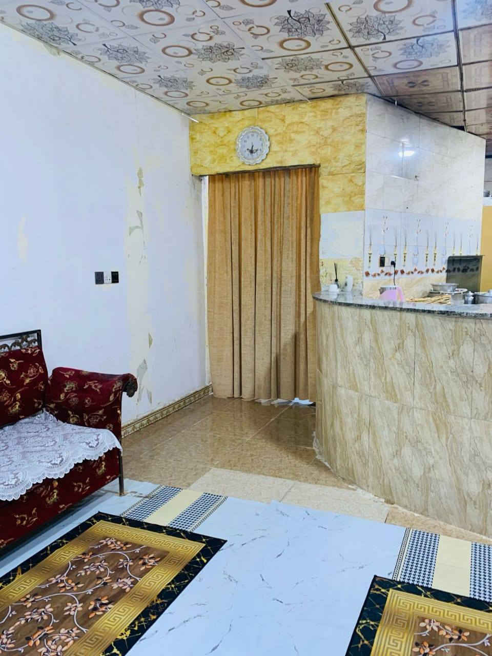 بيت للبيع في شارع الفيروزية 
بيت للبيع مساحة 160م 
بشارع الفيروزية قريب لمدرسة التفاني 
السعر 70 بي مجال 
***********
