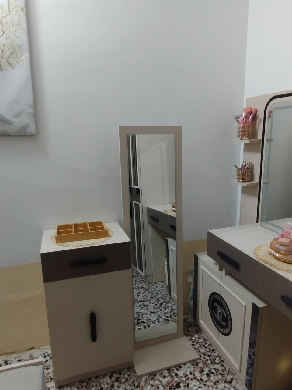 غرفه لبيع جديده استعمال 5 اشهر اتصلوا ع رقم لي موجود عنوان النجف
***********

