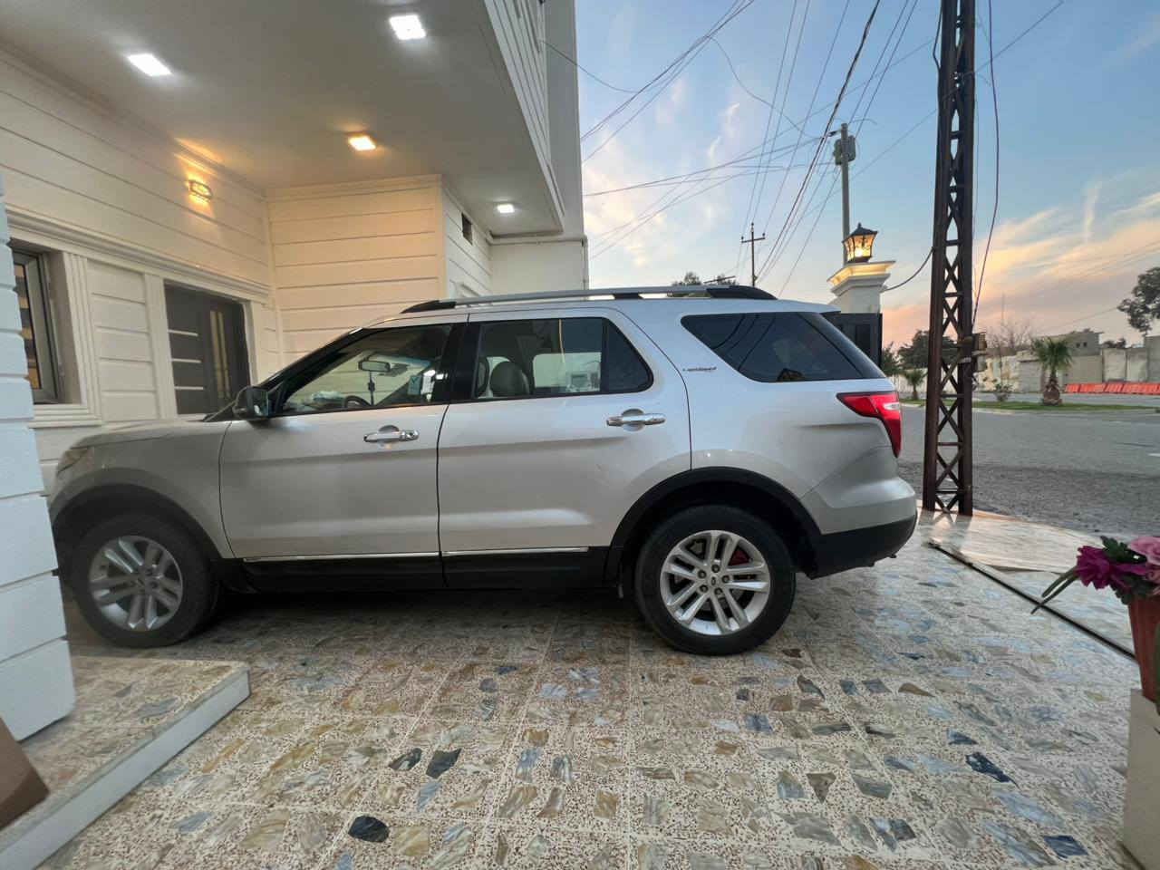 السلام عليكم
اكسبلورر 2013 فور ويل XLT 
فول مواصفات ما عدا فتحة السقف 
السيارة حادث امريكا بونيد وجامرلغ سكن بدون اي دواخل 
 
وبيها صبغ بباب الصندوق بالاضافة الى بعض الملاحظات 
رقم بغداد سنوية باسمي 
بطاقة بانزين
سعر 132 وبيها مجال 
عنوان كركوك 
تواصل واتساب ***********
