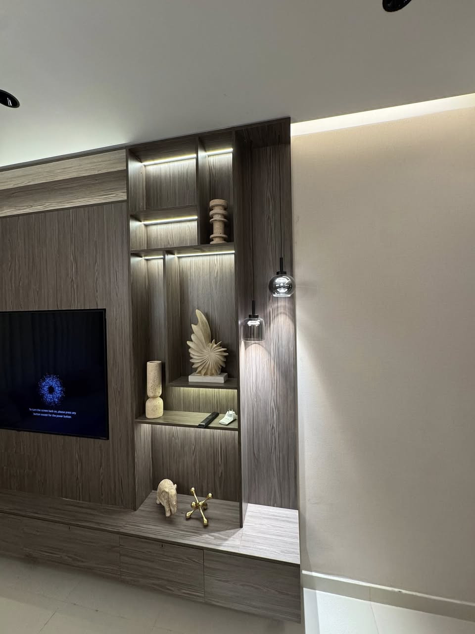 تم انجاز اعمال الديكورات الخشبيه /موقع مجمع البروج 
(TV unit)
(ديكور كورنر )
(مكتبه)
(كوفي كورنر ) 

نجارة احمد 
***********
