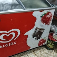 ثلاجة • عارضة