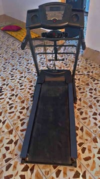 للبيع جهاز جري مستعمل كهربائي منزلي مع جهاز مسّاج خلفي، الجهاز شغال 10...