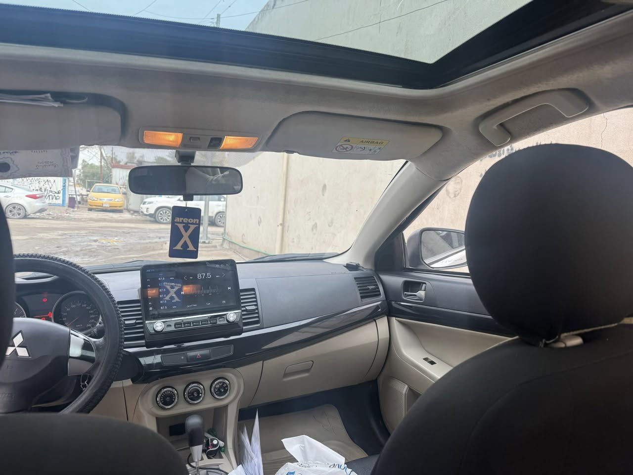 سيارة لانسر قرش ٢٠١٦
سيارة نضيفة كعدتها كلش حلوى ما ناقصها شي ما بيها ضربة صبغ صغير موجود با السونار و البقية السيارة ما بيها صبغ مواصفاتها تحكم استيرن فتحة اشاير مري شاشة اني شادلها سبايدر يعني بيها اهواي مواصفات حلوى محركها ١٥٠٠ تجي و تشوفها للسيارة سعرها ١١٨ و بيها مجال 
مكاني حي القاهرة 
للاستفسار على الرقم ***********
