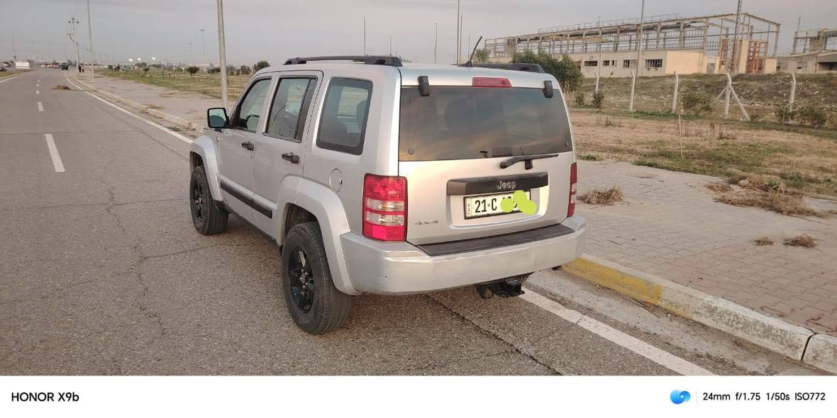 سلام عليكم .   للبيع 
     جيب موديل 2012.   
رقم سنوية وهزة جديد ...  
 ماشي 130.  حقيقي 
كير ومحرك بشرط . تخم تاير وحدادية كله بشرط 
  سيارة عل وضع الشركة ...
    سيارة بيه بابين صبغ بدون دواخل 
    السعر .    100.. ومجال 

    ***********
