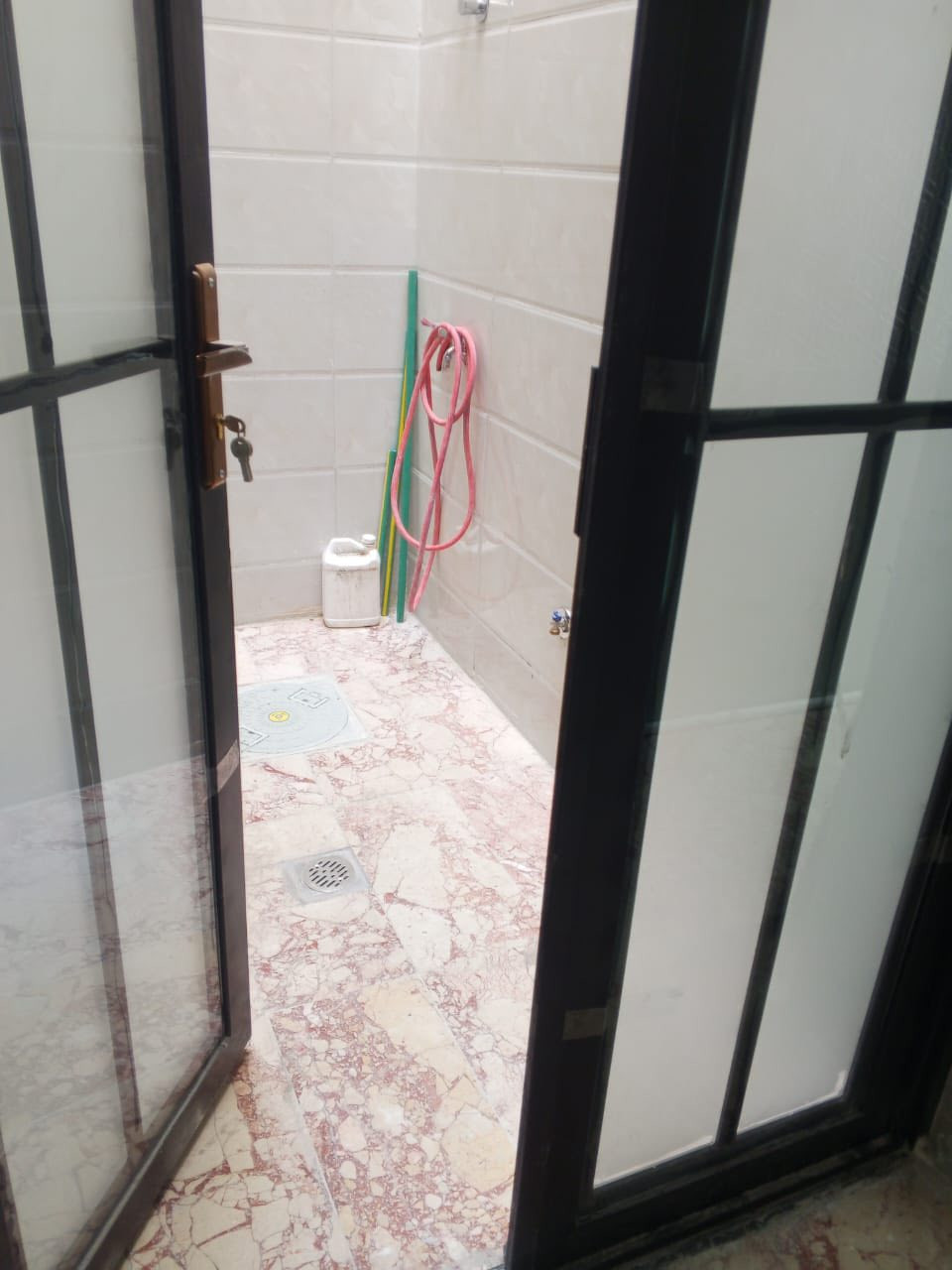 مشتمل84م #للبيع واجهه 4.25 "(مدخلين) بناء حديث ￼2025 "منطقه هادئه وراقيه
يحتوي على ؛$ كراج ‏ واستقبال وحولي مطبخ حار ‏وبارد ومنور و3 غرف نوم و خدمات  طابقين
طابو ملك صرف 
الموقع: مشتمل-‏ الشعب الضباط شارع عدن‏     
_________________________

(#مكتب_السوداني_للوساطة_العقارية)
عنوان المكتب بغداد-الشعب - حي التجار- مجاور اعدادية بلقيس للبنات‏- @‏‏ ***********￼ يوسف السوداني متواجد ماسنجر واتساب
