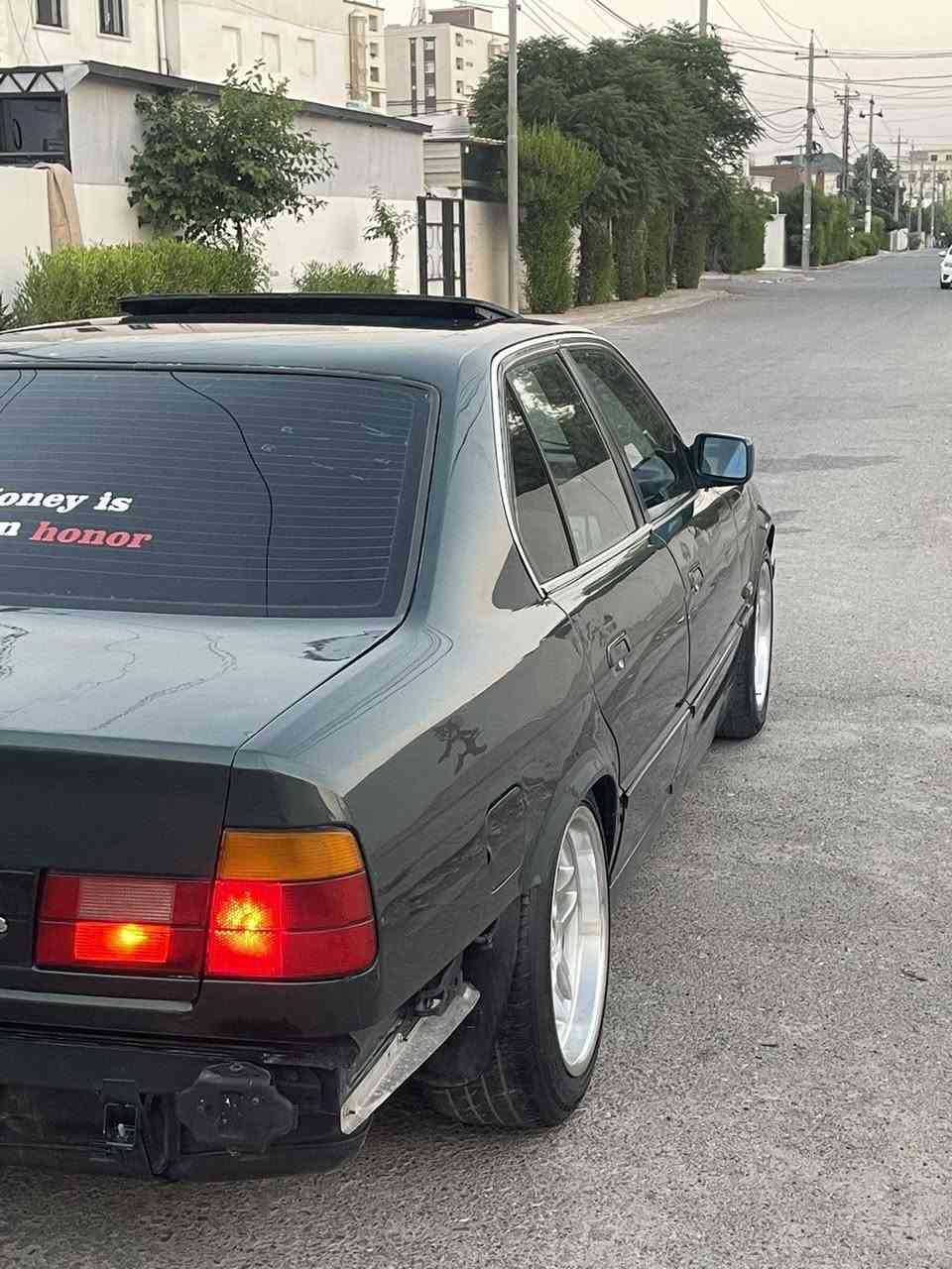 Bmw 520i 1990
سلاید
کوشن جلد
جام کارەبا
٩ وەرەقە غرامەی لەسەرە پاش معامەلە دەیگەڕێنمەوە
گێڕ مەکینە ئەکسل کارەبایات بەشەرت
سەرف بوخار تەپە بەشەرت بەناو کردن بەشەرت
سبوغ حام لۆ جوانی بێ مەحجون بێ لێدان 
سەنەوی ٢٠١٦ یە نرخی ٥٠ محامەلەی تیایە
*********** أربيل, العراق
