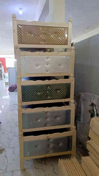 السلام عليكم 👋👋 
توفر لدينا جرابي خشب نفر واحد 
موديلات حديثة وجديدة 
والوان مميزة 
والأسعار مناسبة 💵💵 
العنوان الصويرة مقابل محطة رضا الصالح الثانية بالسايد إلي رايح عالصويرة قرب مطعم هنداس 
***********واتساب
