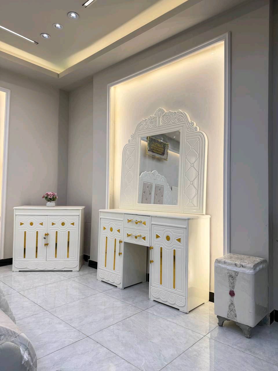 مراسلة واتساب ***********
غرف نجاره عراقيه 💯💯

تتكون من 8  قطع 

عرض الكنتور 3 و20سم

ارتفاع الكنتور 2 و40سم

السرير بلوك ٦ ارجل

طول السرير 200 سم 

عرض السرير 160 سم 

الضهر  جرجوبة ضب براغي

 

الشازلون 50 الف