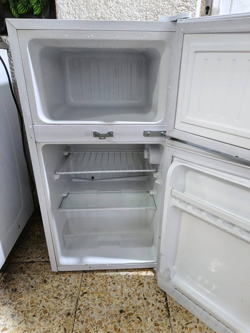 طباخ أربع عيون فرش اسمه نظيف بس جامه اماميه مكسور شغال فرن شوايه كلوب جداحه 
اي خياس مابيهه 75 بي مجال 
وثلاجه 6 قدم بابين نظافه 95 بالميه اخت الجديده استعمال اربع اشهر  80 وبيها مجال 
مكاني بغداد حي القاهرة 
وتساب *********** وبيهن مجال
