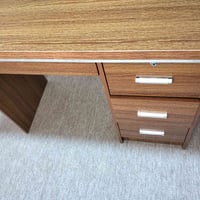 ميز مكتبي • للبيع