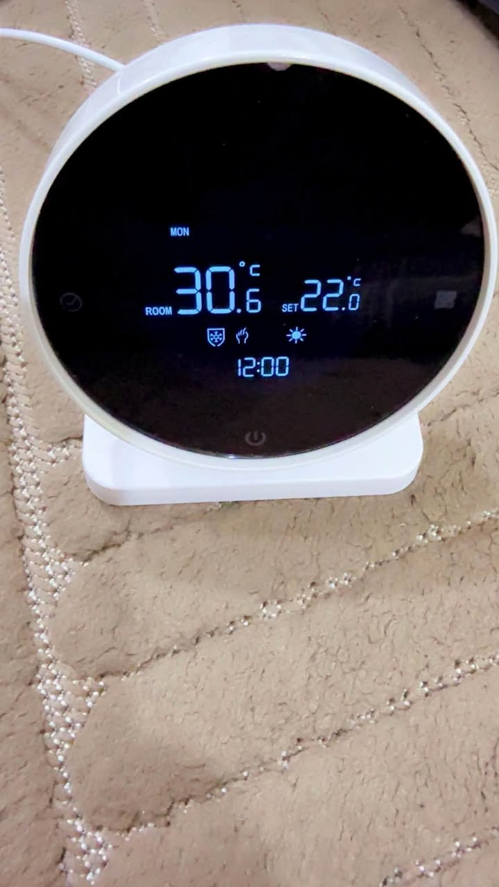جهاز بهذا الشكل خلي سعر وبالعافيه 

الرموز الظاهرة على الشاشة تدل على:

* 🌡️ عرض درجة حرارة الغرفة (Room).
* 🌡️ درجة الحرارة المطلوبة (Set).
* 📅 أيام الأسبوع.
* ⏰ مؤقت وجدولة تشغيل.
* 📶 اتصال لاسلكي (Wi-Fi).
* 🔥 وضع التدفئة.
* ❄️ وضع التبريد (إذا كان يدعمه).
* 🔒 قفل للأطفال


**إذا كنت صاحب هذا الإعلان وتريد حذفه لأي سبب، رجاءا أرسل رسالة إلى الدعم الفني**