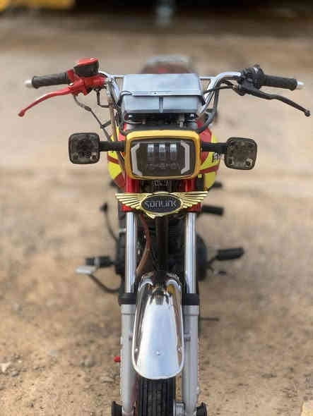 الدراجة للبيع.  ؟    🤲🏻         (اي حبيبي للبيع)
يامديل؟               🤍              (٢٤)
اصوليه؟             ✔️            (  اورق ) 
شعايزه الدراجه؟                      ( برغي واحد ماعايزه) 
شنو نوعه؟                          ( تايكر  ) 
وين مكانك؟               🫣          (دجيل ) 
تكدر تجيني لفلان مكان؟       🥺  ( لا والله)  
شكد سعره؟؟          🤑                  (وبيه550) 
شنو مجالهه                                     (500قفل ) 
دزلي رقمك.                                 ( ***********)
موجود على الخاص              ( اي حبيبي موجود)

عبودي العنزي
