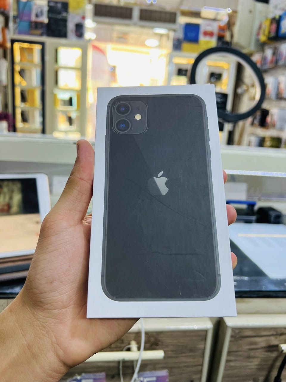 💵 البيع نقد و قسط 💵 
متوفر الآن في مركز الفجر للموبايل 📱 

📱 آيفون 11 برو ماكس 
📱 آيفون 11 عادي ( لونين ) 

السعر 🔥 🔥 🔥 

موقعنا : قضاء الفجر - شارع 30 - مجاور فلافل حمادي - مقابل مقهى سيد شمخي 
للحجز و الإستفسار مراسلة الصفحة أو الإتصال *********** 📞
