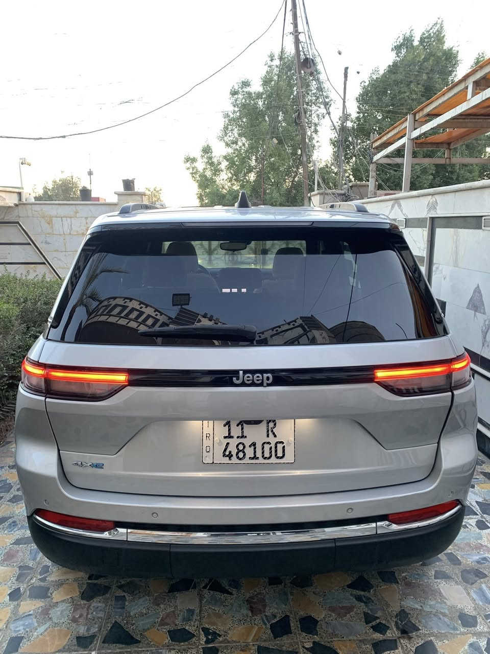 جيب كرانـد شيروكي 2024 
🚨دخول جديد مرقم بغداد مميز  بسمي 
  بانزين + هايبرد + شحن منزلي
المسافة المقطوعة:  32الف ميل

الضرر موضح بل صور ورقم شاصي هم بيها تبديل بنيد وبابتبن اليمنه اصليات نفس الوان صار بيها صبغ جملغ امامي يسره وجملغ خلفي يمنه فقط كلشي واضح بل منشور ايرباك برده فقط 

🚨 فول 1/1
 1شاشتين 
بانوراما طكتين
2. بصمة
داخل اوف وايت 
سستم صوت Alpine
3. تشغيل عن بعد  

5. كشنات جلد

6. كشن السايق ميموري

7. كشنات كهرباء

8. صندوق كهرباء

9. حساسات خلفية مامي 

10.  3 قطع تبريد

11. اشاير بالمري

12. رادار أمامي

13. رادارات 360

14. ثلاث وضعيات قيادة

15.  نظام اختيار الباتري او بانزين

16. كير ماوس

17. نظام منحدرات

18. هيتـرات بالكشنات

19. ويل كب كروم

20. لايتات لد

21. بكلايت لد

22. كشافات

23. بصمة أبواب

فول مواصفات 1/1   
السعر 268$ورقه  
مكاني بغداد جديده الاتصال

‭0773 548 4352‬
