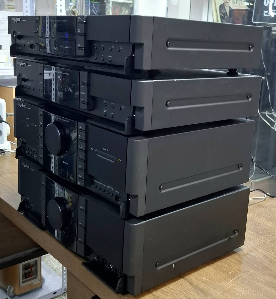 Grundig Fine Arts
سستم كروندك 4 طوابق
امبلیفایر و دك دبل كاسیت و سیدی و رادیو
المانی الصنع 
نظیف جدا حجم لارج
بدون السماعات فقط سستم 
مكانی اربیل توصیل موجود
واتس اب / ***********
