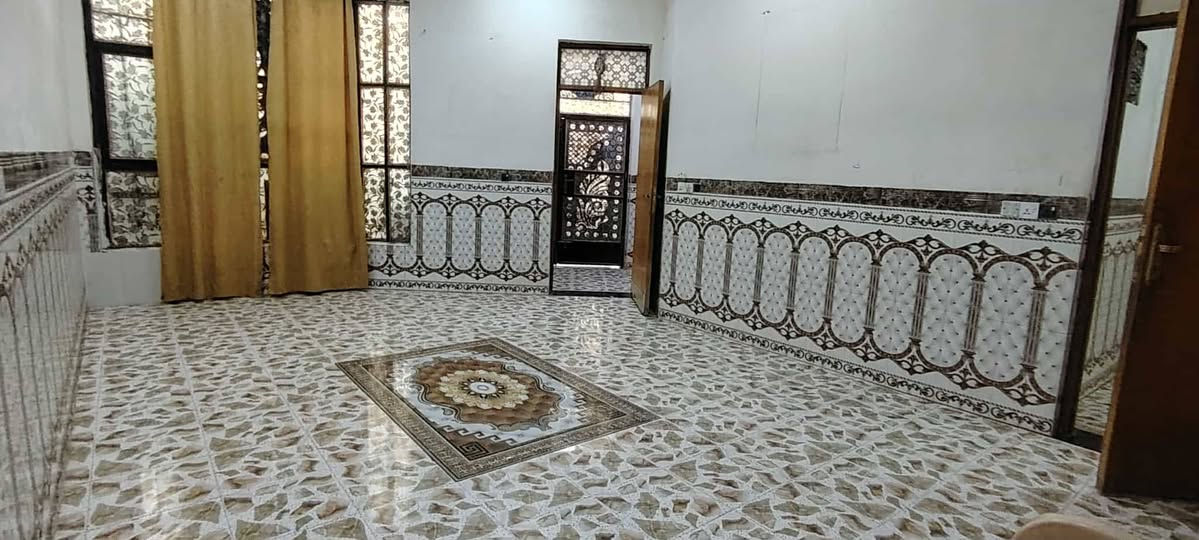 على بركه الله تعالى دار للبيع مساحه ٢٠٠ م واجهه ١٠ في ٢٠ بيت بناء حديث مرتب غرفتين نوم صاله استقبال مطبخ بيتونه وسطح  صحيات بناء طابوق جمهوري الدار متكامل كبل جيب غراضك واسكن  العنوان جامع عتبه قرب الشارع مقابيل حي العسكري سند ٢٥ مشمول بالتطويب منطقه مخدومه وسعره كلش مناسب ...ارفع المنشور بصلاه عله محمد وال محمد سبب الوعود الكاذبه لاستفسار مراساله الحساب  او الإتصال    ***********.
