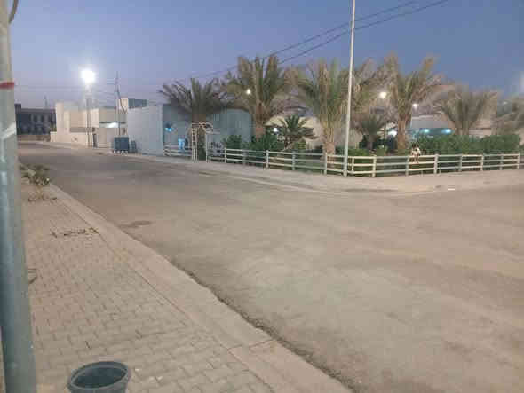 سلام عليكم عندي بيت بمجمع الزهراء ركن وعلى ساحه وخلف شارع التجاري ١٥٠ متر وبي اضافات ومجاور البوابه صار عليه ١٠٥ مليون وباقي ٤٠ الى شركه اريد اراوس بل اميرات 2  المساحه ٢٥٠ رقمي ***********
