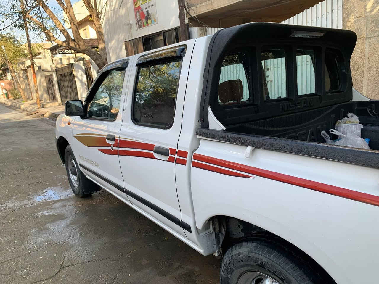 🚗 نيسان بيك أب (دبل قمارة) موديل 2008 - نظافة وتجديد كامل
السيارة بحالة ممتازة وجاهزة للاستخدام، تم الاعتناء بها من ناحية المظهر والأداء.
⚙️ المواصفات الفنية:
• المحرك: 4 سلندر، سعة 2.7 (اقتصادي وعملي).
• ناقل الحركة (الكير): بشرط الفحص (نظيف جداً).
• المحرك: بشرط الفحص.
• اللون: أبيض (مظهر خارجي مميز ونظيف جداً).
✨ الإضافات والتحديثات الأخيرة:
• الإطارات: طقم 4 تايرات جديدة تماماً.
• الويلات: مصبوغة حديثاً لإضافة لمسة جمالية للسيارة.
• الداخلية: تغليف كشنات جديد (درجة أولى).
• البدي: السيارة نظيفة جداً، توجد قطعة صبغ صغيرة جداً في "البونيد" فقط (للفائدة والمصداقية).
📍 الموقع والسعر:
• المكان: كركوك - حي واسط (1 حزيران).
• السعر المطلوب: 135 ورقة (13,500$) وبيه مجال بسيط للشراي الطيب. للاتصال ***********
