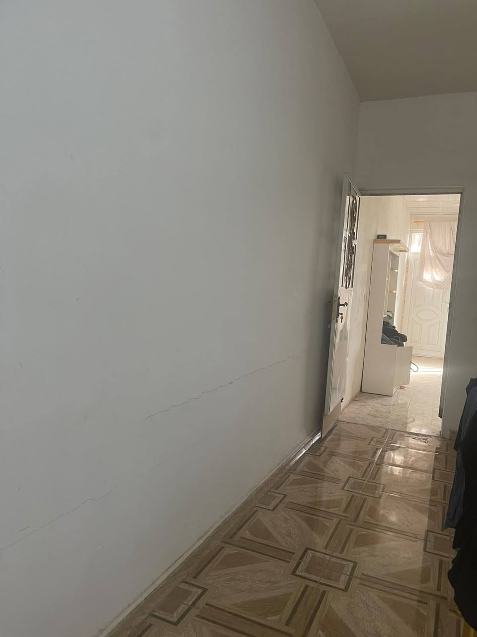 @السلام عليكم 
دار للبيع
المساحه ١٠٠ متر
سند ٢٥ زراعي
بناء حديث سنة ٢٠٢٢
الطابق الأرضي غرفه نوم واستقبال ومطبخ وصاله وحمام وملحقاته ومنور كبير الطابق الثاني غرفتين نوم مع سويت البيع مع ٣تانكيات ماء +سبالت عدد ٢+تخم الإستقبال +اثاث المطبخ العنوان. سبعه نيسان خلف الكليه الاساسيه 
للاستفسار اكثر اتصل 

***********
