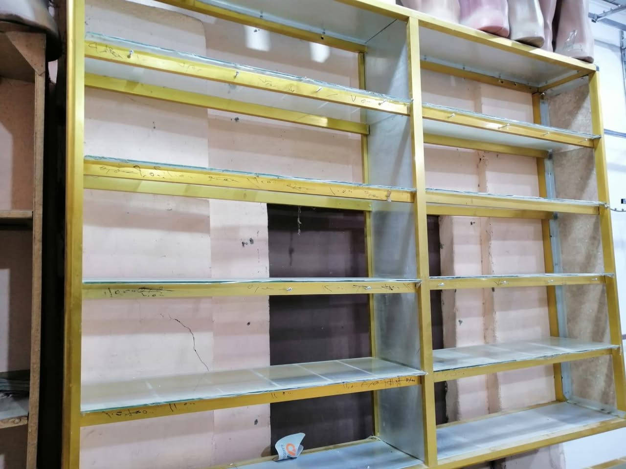 ميز + رف زجاج للبيع 
***********واتساب
