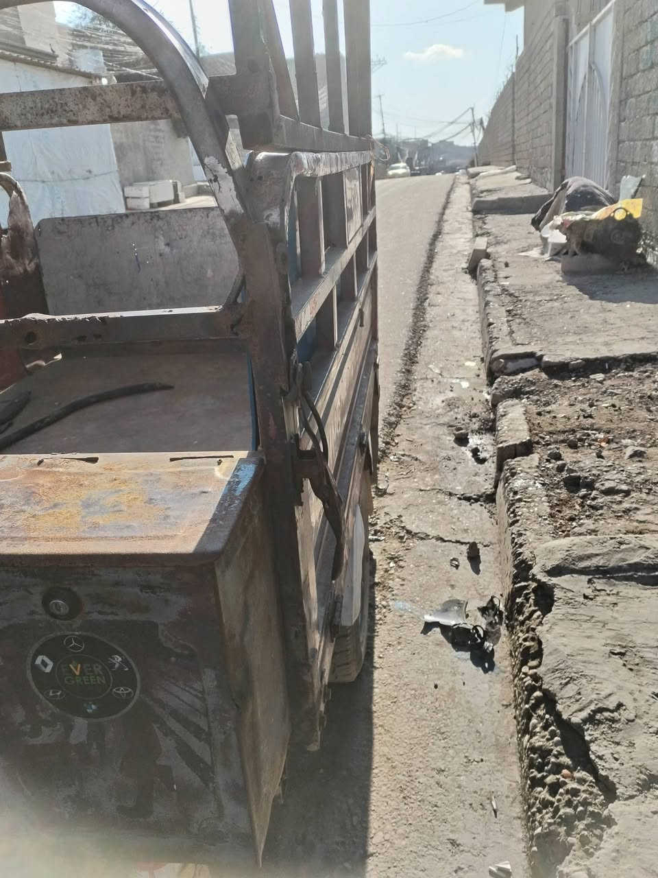 السلام عليكم ستوته للبيع 2016 محرك 21 السعر 750 وبيها مجال***********
