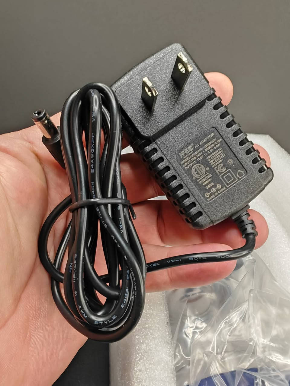 هذا الجهاز هو Protein Skimmer (مقشطة البروتين)، وهو قطعة أساسية ومهمة جداً لأحواض السمك البحرية (المياه المالحة).
إليك شرح مبسط لفائدته وكيفية عمله:
​فائدة الجهاز:
​الوظيفة الأساسية له هي تنظيف المياه من الفضلات العضوية قبل أن تتحلل وتتحول إلى مواد سامة (مثل الأمونيا والنيترات) التي قد تضر الأسماك والمرجان. فهو يعمل كـ "كلية" صناعية للحوض.
​كيفية عمله:
​يعتمد الجهاز على فكرة بسيطة لكنها ذكية جداً:
​خلط الماء بالهواء: يقوم الجهاز بخلط مياه الحوض مع كمية كبيرة من فقاعات الهواء الصغيرة جداً داخل الأنبوب.
​التصاق الأوساخ: الفضلات العضوية والبروتينات الموجودة في الماء تنجذب طبيعياً لفقاعات الهواء وتلتصق بسطحها.
​تكوين الرغوة: ترتفع هذه الفقاعات إلى الأعلى لتشكل رغوة كثيفة (تشبه رغوة الصابون).
​التخلص من الفضلات: تندفع هذه الرغوة إلى الكوب الموجود في أعلى الجهاز (Collection Cup). مع الوقت، تتحول الرغوة إلى سائل داكن اللون وكريه الرائحة يتم تنظيفه يدوياً لاحقاً.
​لماذا هو مهم؟
​صفاء المياه: يساعد في جعل الماء صافياً جداً.
​زيادة الأكسجين: عملية خلط الهواء بالماء تزيد من نسبة الأكسجين المذاب، وهو أمر ضروري لصحة الأسماك.
​تقليل التغييرات المتكررة للماء: لأنه يزيل الفضلات بكفاءة، فإنه يقلل العبء على الفلاتر الأخرى.
​ملاحظة: هذا الموديل الموضح في الصورة (AE-NANO 40D) مصمم خصيصاً للأحواض الصغيرة (Nano Tanks) ويتميز بحجمه المدمج وسهولة تركيبه


**إذا كنت صاحب هذا الإعلان وتريد حذفه لأي سبب، رجاءا أرسل رسالة إلى الدعم الفني**