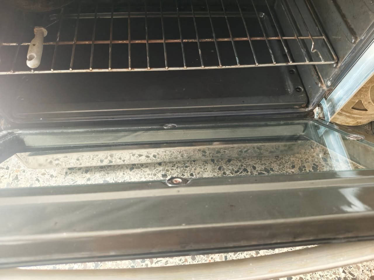 طبا خ (IDEAL) 5 شعلة بحالة ممتازة للبيع!
فرصة رائعة لاقتناء طباخ عملي وشكله أنيق لمطبخك.
الماركة: إيديال (IDEAL).
المواصفات: * 5 شعلات غاز بأحجام مختلفة لتناسب جميع القدور.
هيكل خارجي من الستانلس ستيل المقاوم للصدأ وسهل التنظيف.
فرن واسع مع باب زجاجي لمتابعة الطبخ.
غطاء علوي زجاجي لحماية الحائط من الدهون.
الحالة: نظيف جداً وشغال بالكامل (كما هو موضح في الصور).
سارع بالتواصل، الأولوية لأول مشتري جاد!
السعر على الخاص
للتواصل الاتصال ***********
