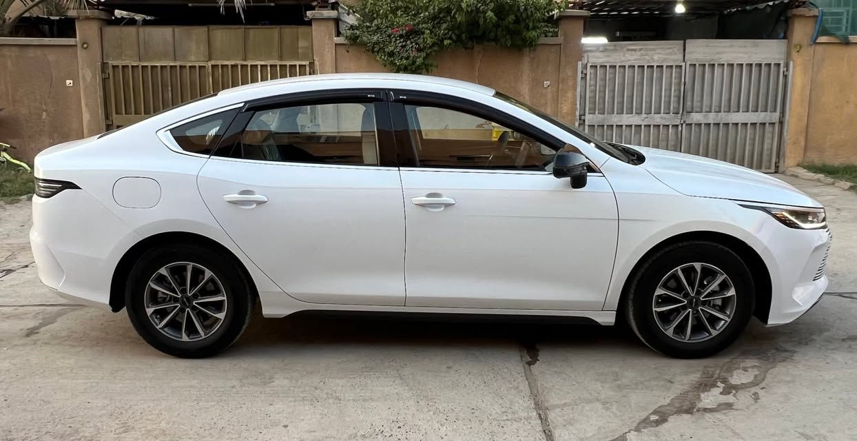 السلام عليكم BYD ديستروير 2025 للبيع فول مواصفات عدا الفتحة داخل ابيض كل غراضها موجودة السيارة بحالة جيدة جدا على وضع الشركة كاملة من كلشي ماشية 24 الف الكلي سنوية بأسمي رقم كربلاء تحويل مباشر وين ميعجبك السيارة بيها صبغ قطعة جاملغ فقط وملاحضات بسيطة والباقي كفالة السعر 18،700 وبيها مجال بسيط 
رقمي : ***********
