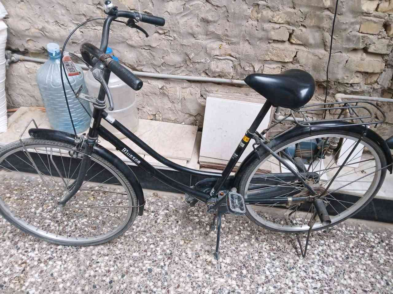 بايسكل بناتي قياس ٢٦ باله وليس تجاري كل الختومات بيه حسب ما موجود بالصور جميع ملحقاته بلصور دبلات وستان العنوان بغداد /شعله/ت*********** يوجد وتساب التاير الامامي بنجر بسيط
