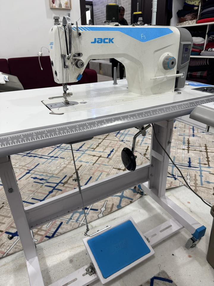 مكينة جاك F5..اخت الجديدة .. مع مساطر فصال .. مع ٦ ماصول ملكوك .. مع مقص .. مع فتاگة وقاطع خيط ..مع قدم مكينة جوكر ..مع ٢بكرة ابيض .. كل شي موضح بالصور .. السعر ٢٥٠ الف .. للاستفسار ***********
