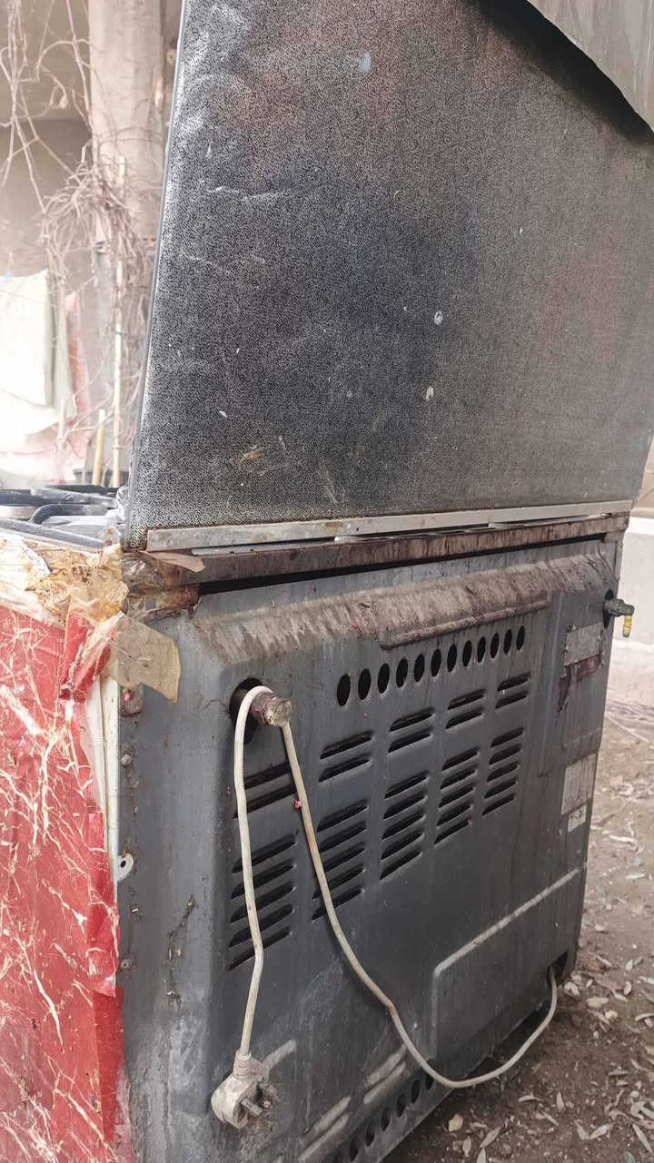 مرحبا 
للبيع طباخ او فرن غاز منزلي،
يحتوي على 5 شعلات غاز.
مزود بفرن وشواية.
مصنوع من الستانلس ستيل.
يحتوي على إشعال ذاتي كامل لجميع العيون.
من شركة المحتملة هي "Jumbo" (جامبو)
للتواصل واتساب *********** كركوك, العراق
