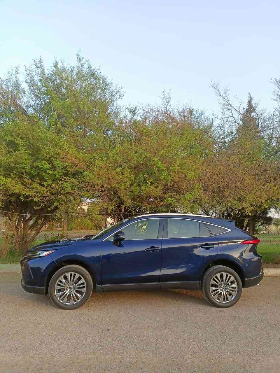 السلام عليكم 
تويوتا فينزا هايبرد  2022(ليمتدد) السياره فوللل بدون بانوراما فقط و الباقي مواصفات اليمتد معروفه 
مرقمه بغداد باسمي تحويل ثاني يوم  
السياره ضررها الجاملغ الخلفي ضرر بسيط وارجع بارد بدون قطرة صبغ و الباقي كفاله حته الدعاميات  السياره ما تصرف عليها ولا دينار   ومكان السياره بغداد 
الي حب سياره نضيفه و بسعر حلو + ماشيه 25 ألف كيلو فقط 
  *********** .....،،،،***********
