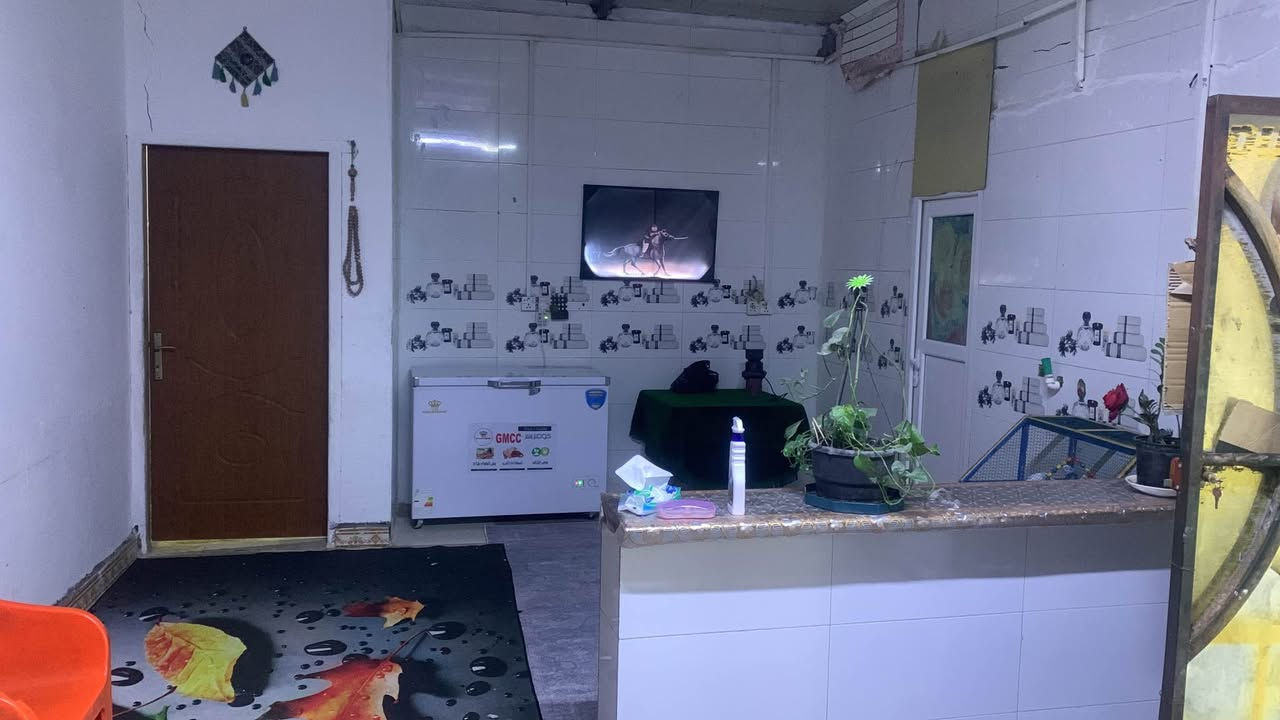 بيت حواسم امن دخلي قرب مدرس علي الأكبر يتكون بيت مساحه 250 متر.  صاله جبير. غرف ثنين ومطبخ  وحام دخلي وخرجي. وبيت كله سرميك شقف سندويج. سعر 25.  وبي مجال بسيط شراي وتساب *********** البصرة, العراق
