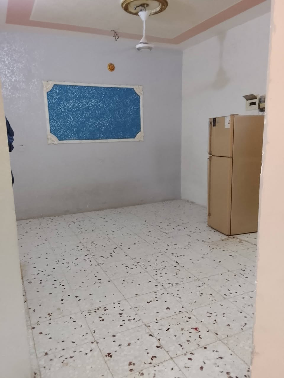السلام عليكم بيت للبيع المساحه 150متر سند 25طابو زراعي بأسمي العنوان حله ورديه خارج خلف معمل بلوك ابو كيره البناء صب كونكريت يحتوي البيت ع استقبال وصاله ومطبخ وغرفة نوم واحده ومناور ومجمع صيحات داخليه وخارجيه وطارمه صغيره البيت كامل بدون نقص للا ستفسار الاتصال ع صاحب البيت  ***********  //ملاحظه اني مكلف بنشر
