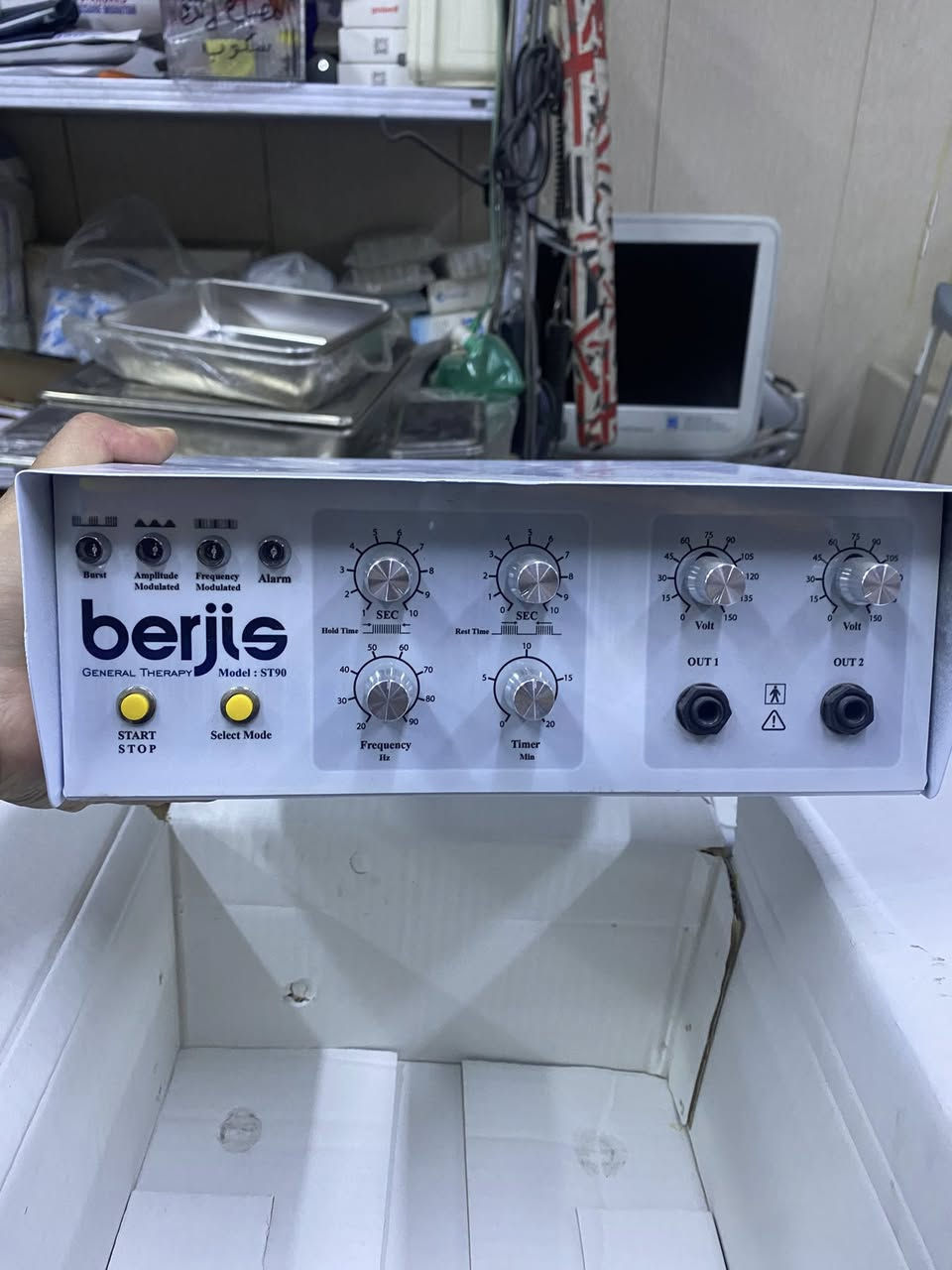 السلام عليكم يوجد اجهزه ومستلزمات واثاث العلاج الطبيعي وكاافه الاجهزه والمختبريه راسلونا واتساب ***********
